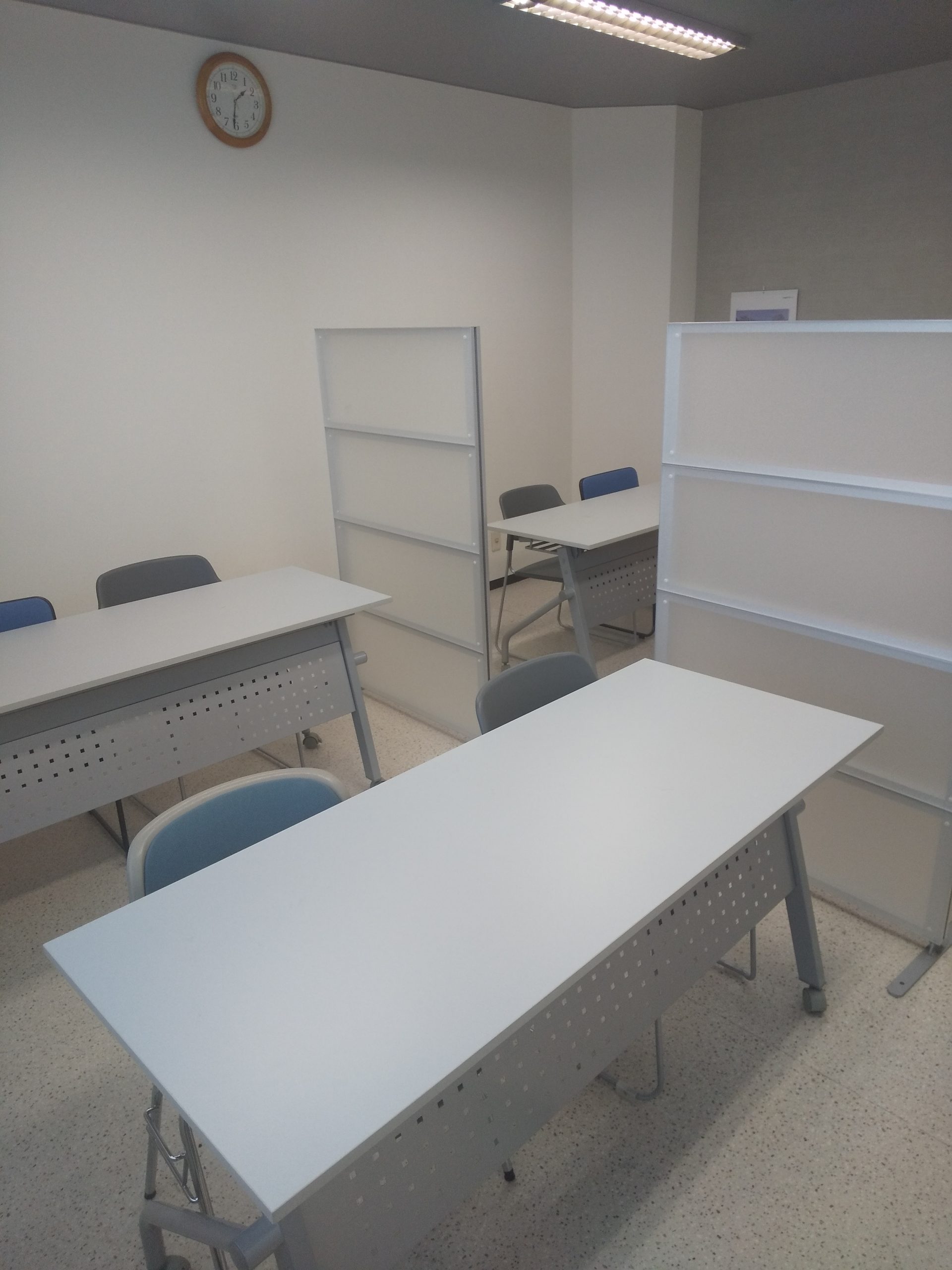 机とパーティションが並ぶ沼津進学塾αの教室内