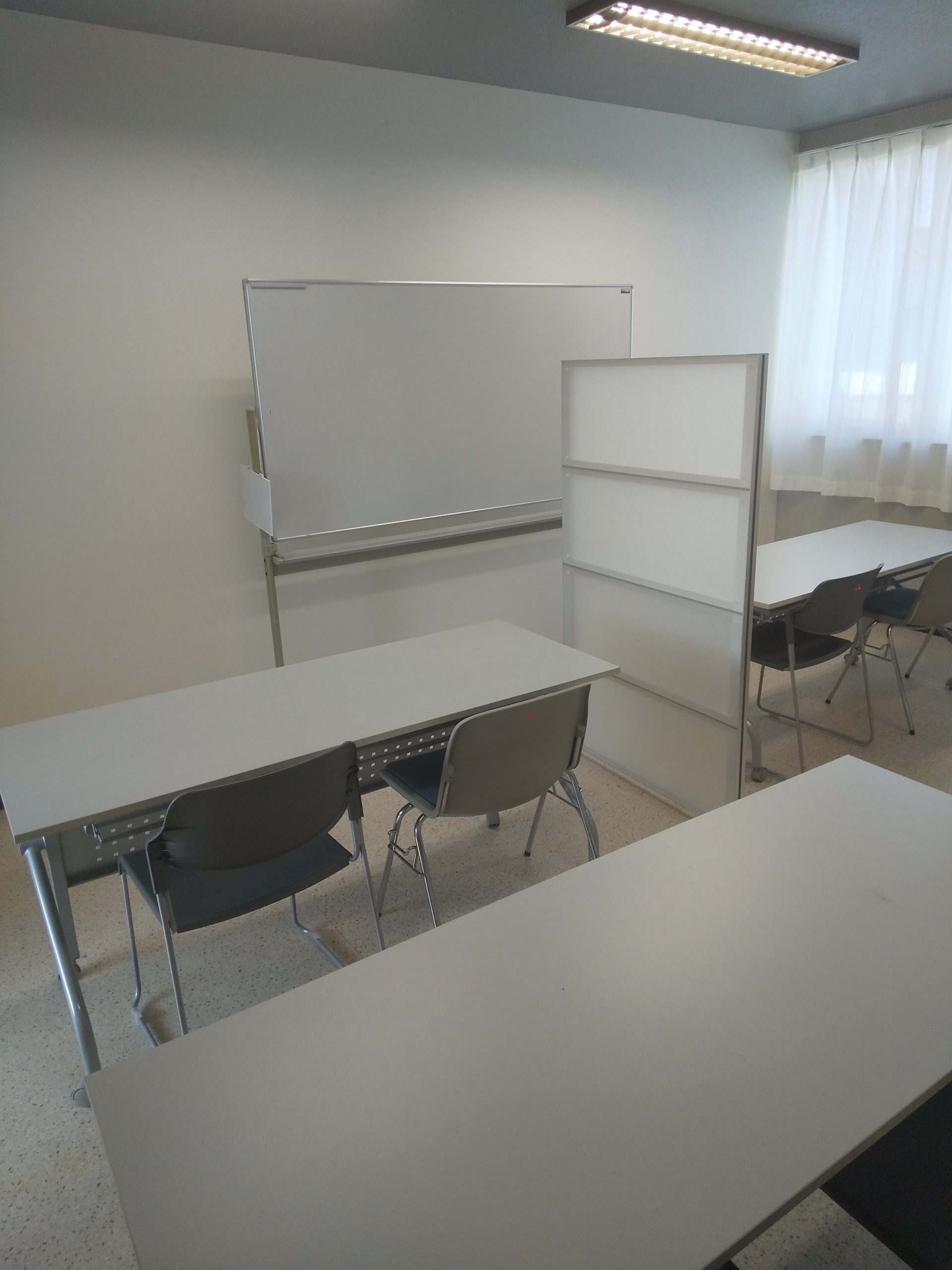 沼津進学塾αの明るい教室内